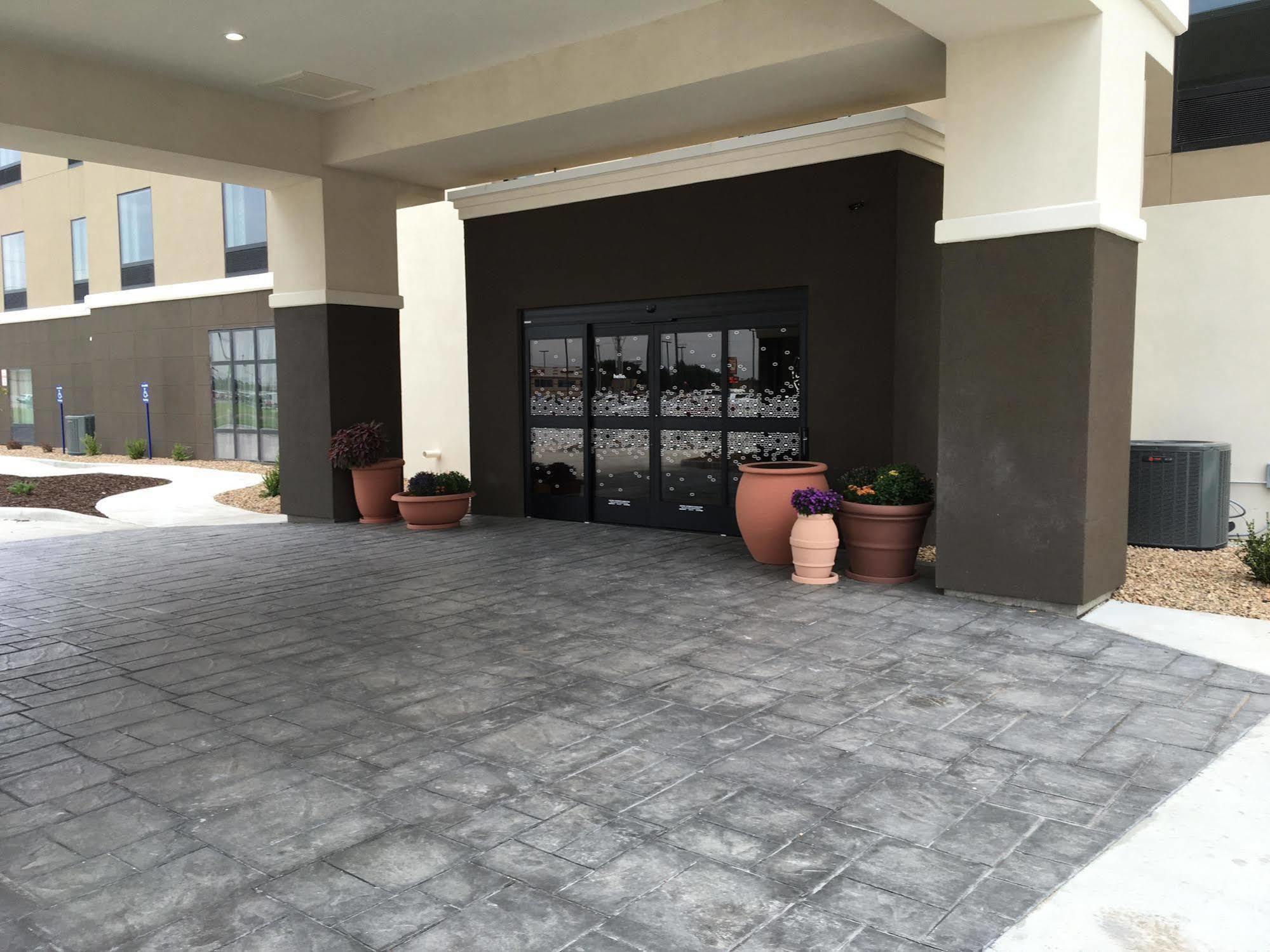 Hampton Inn Mcpherson Kültér fotó
